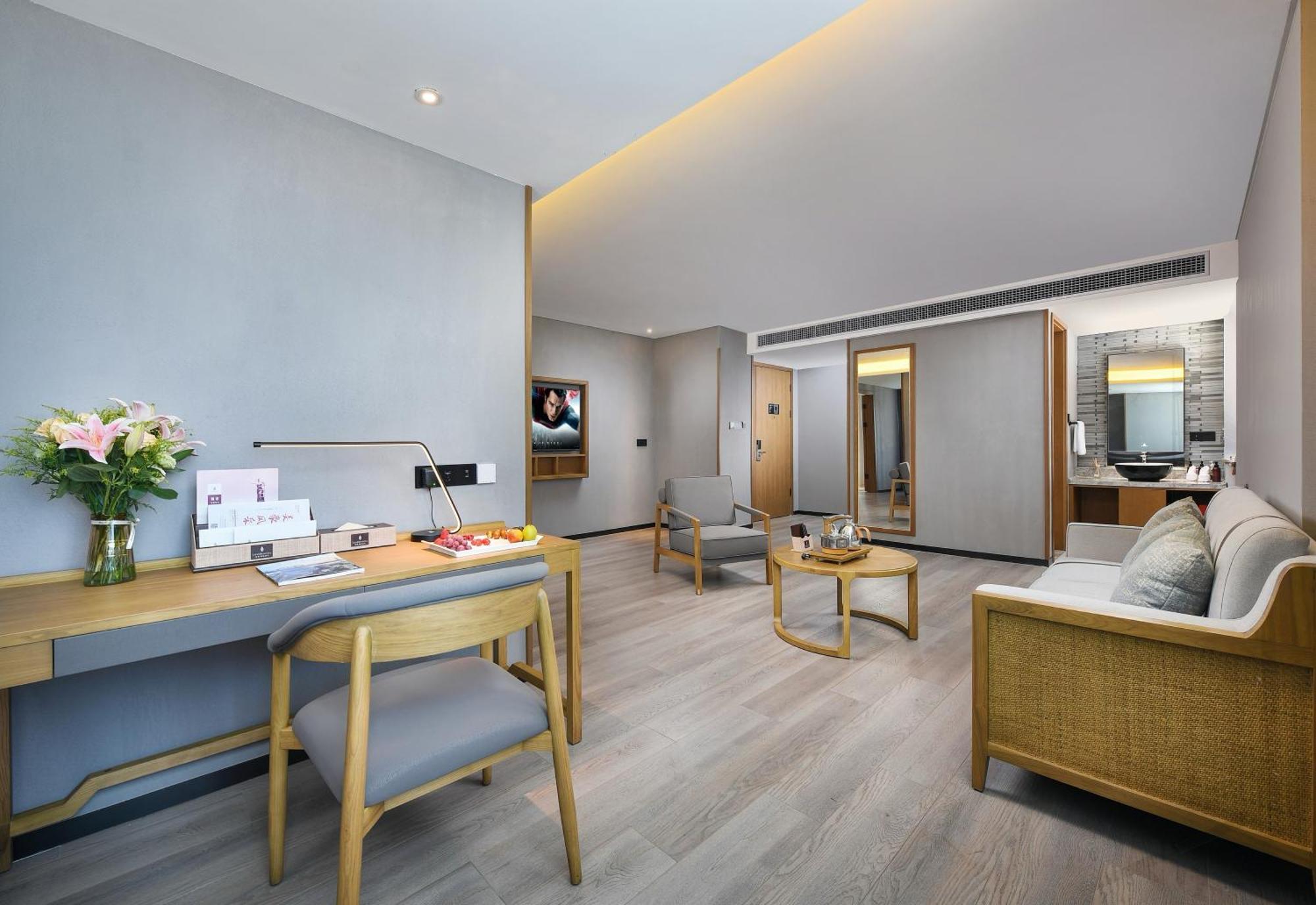 Mehood Lestie International Hotel Nancun Wanbo Metro Station Branch - Free Shuttle Bus To Canton Fair Complex During Canton Fair Period & Free Breakfast & Free Afternoon Tea & Free Midnight Snack & Free Vpn Internet Access Exteriér fotografie
