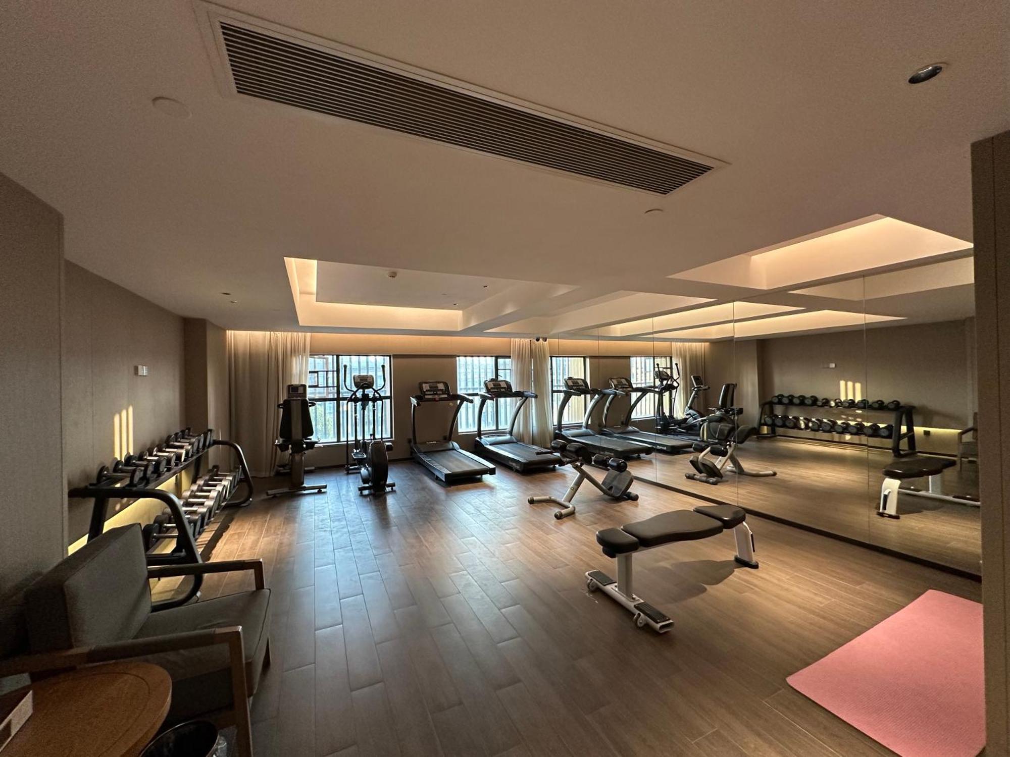 Mehood Lestie International Hotel Nancun Wanbo Metro Station Branch - Free Shuttle Bus To Canton Fair Complex During Canton Fair Period & Free Breakfast & Free Afternoon Tea & Free Midnight Snack & Free Vpn Internet Access Exteriér fotografie