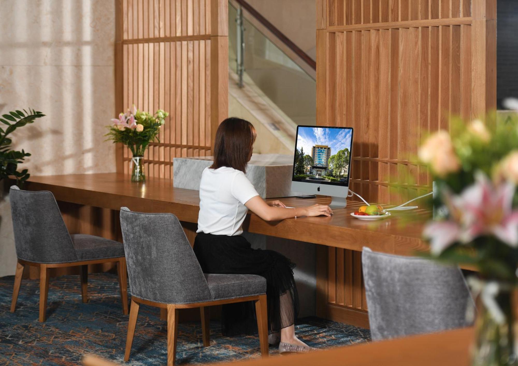 Mehood Lestie International Hotel Nancun Wanbo Metro Station Branch - Free Shuttle Bus To Canton Fair Complex During Canton Fair Period & Free Breakfast & Free Afternoon Tea & Free Midnight Snack & Free Vpn Internet Access Exteriér fotografie